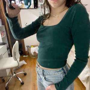 Långärmad tshirt  - Superfin långärmad tshirt/topp från Brandy Melville! Knappt använd❤️(andra bilden är mer rätt färg)