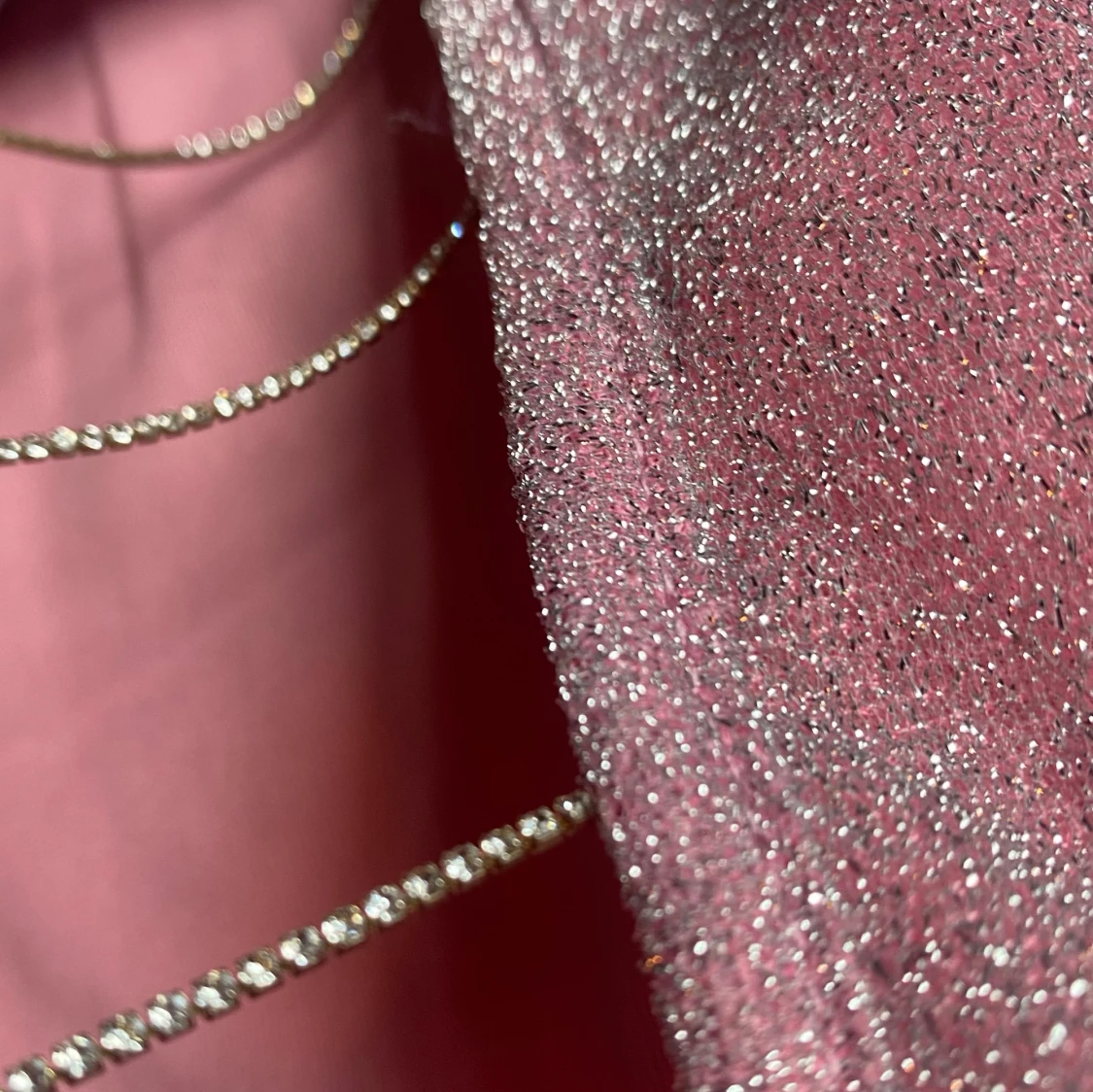 Ljusrosa glittrig klänning med rhinestone detaljer - 92