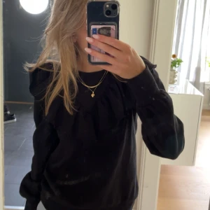 volang tröja - super skön tjocktröja med söt volang. Skriv vid intresse. Köpt på veromoda