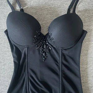 Svart korsett  - Säljer denna så snygga svarta korsetten med 3 olika sätt att spänna, de står inget i men skulle säga att de är en S och upplever den till att vara en C kupa.💗