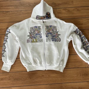 Rhinestone white zipper - Vit zip från Scares Studio i storlek L. Använd fåtal gånger och i fint skick.