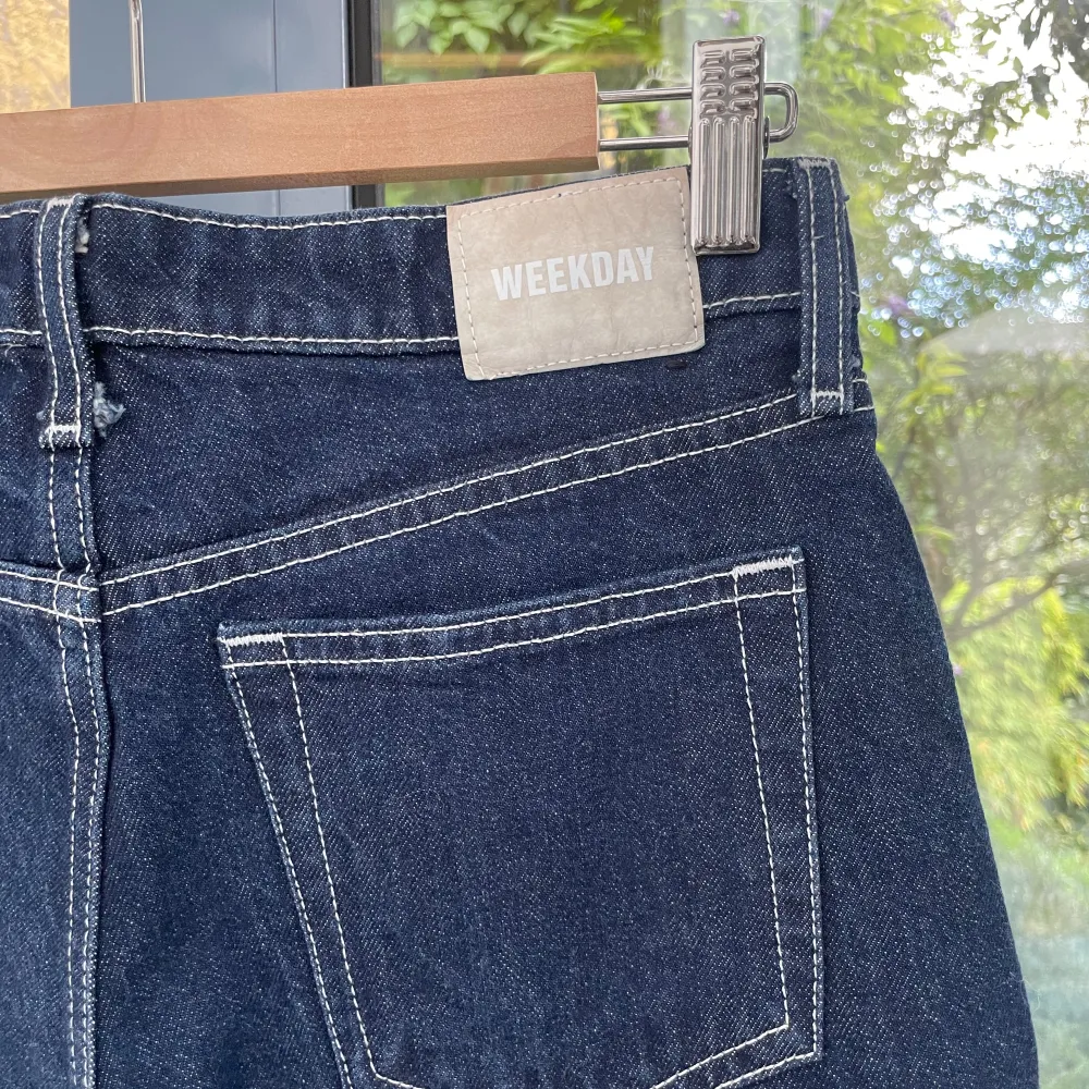 Mörkblå jeans från Weekday i modell Ample Low Loose Jeans🌷 Köpa second hand men aldrig använda av mig och förmodligen inte av den tidigare ägaren heller då de är i så gott som nyskick!!🌟 Storlek 25/32👖. Jeans & Byxor.