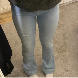 Blå jeans Gina  - Jätte fina ljusblå jeans ifrån Gina Tricot men tyvärr för stora för mig💕 lånad bild.