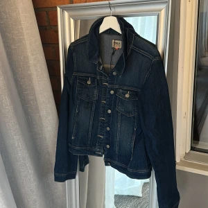 Jeansjacka - Snygg jeansjacka köpt på vero Moda. Lite oversized men passar storlekar mellan S-L!