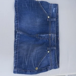 Jättefin lågmidjad jeans kjol 💕 - Jättefin jeans kjol!! Säljer för att den tyvärr var fel storlek. Utmärkt skick,  bara prövad. Kontakta mig vid minsta fråga 💕💕