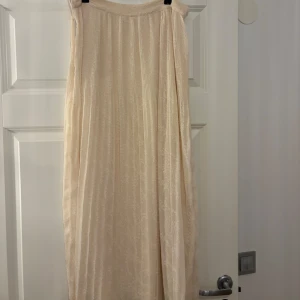 Långkjol - Så fin långkjol från h&m som tyvärr inte kommer till användning❣️ Nyskick! Passar mig som vanligtsvis har storlek s-m💕