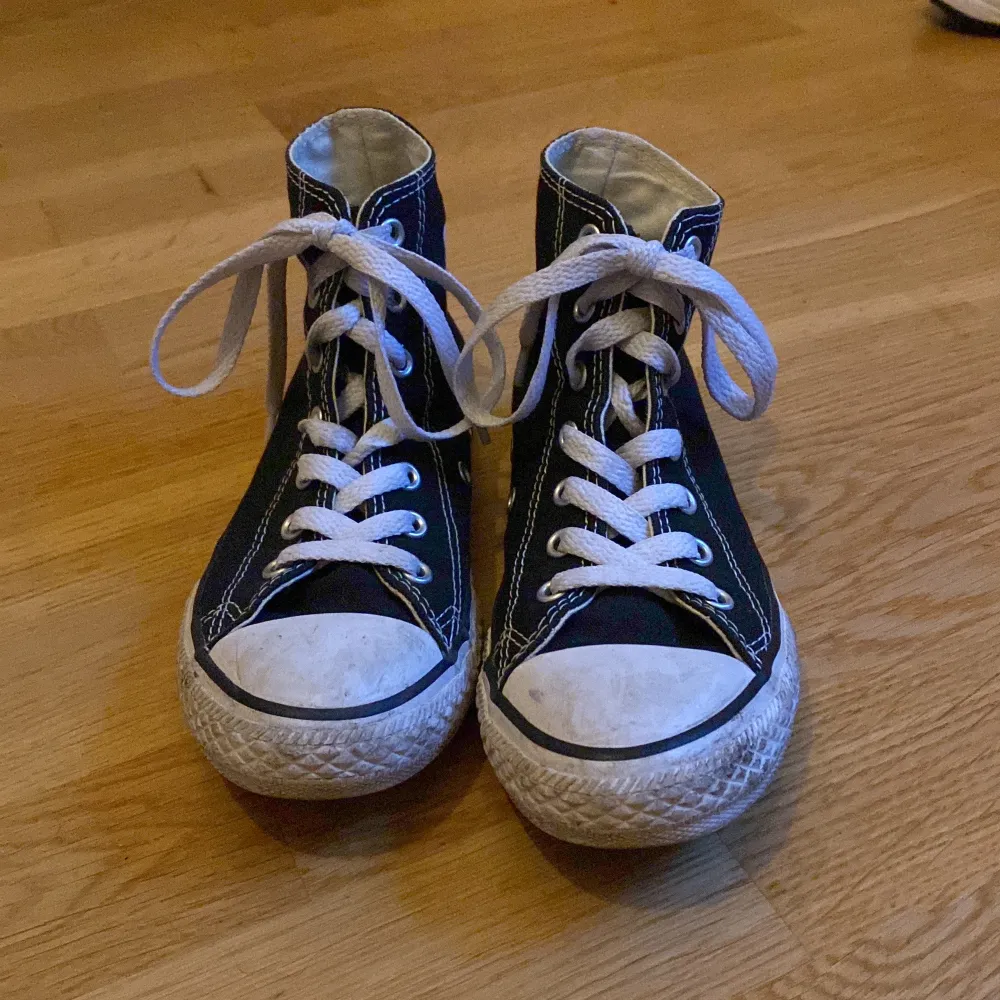 Svarta converse i bra skick💖 Säljer då de är för små för mig. De är i storlek 34.. Skor.