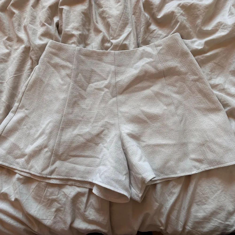 Skitsnygga vida shorts! Använt kanske 1/2 gånger, som nya! De är vädligt snygga på! Men säljer då de är lite för stora för mig🩷. Shorts.