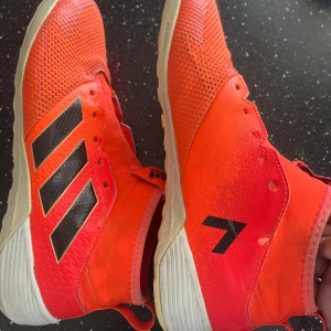  futsal skor - Säljer dessa futsal adidas skor. De går inte att köpa nånstans och är i bra skick. Storlek 40-41  kan fraktas. Pris går att diskutera 