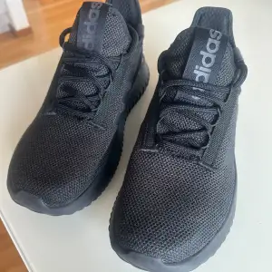 Svarta Adidas, sparsamt använda och i mkt gott skick.  Finns i Beckomberga, Bromma.