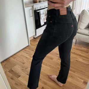 Levi’s 501 jeans - Svarta jeans från Levi’s i klassisk modell 501. Strl står inte men de har innerbenslängd 73 cm och passar mig med midjemåttet ca 70 cm. Använda fåtal gånger. Säljer då jag inte får användning för dem.