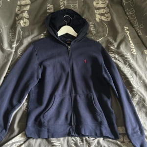 Ralph lauren hoodie - Säljer min raplhlauren hoodie då den är för liten, den är storlek m men jag tycker att den känns lite liten, skicket är välldigt bra inte använd så mycket.