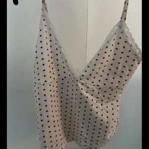 Brandy Melville top  - Säljer denna jätte söta topp från brandy Melville. One size men passar mig som S/M. Endast använts 2 ggr! 💗