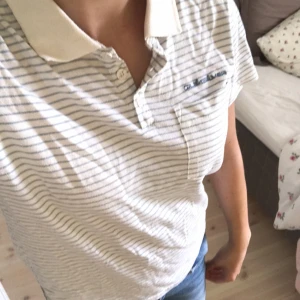 Tröja från Spanien - Tröja med krage köpt i Spanien för ett år sen ungefär, har använts ganska mycket. Har en fläck på höger ärm som troligen går bort i tvätten! Kolla min bio för mer info💗