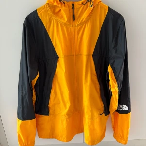 The north face vindjacka som ny - Supernajs tunn vindjacka använd på en vandring. Perfekt till sensommaren/ hösten nypris 899kr