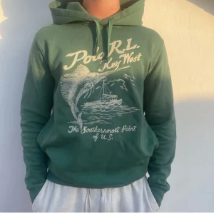 Ralph Lauren hoodie - Säljer nu en högst eftertraktad hoodie som är slutsåld överallt. Hoodien är i nyskick och aldrig använd. Tags och kvitto finns kvar! Nypris 3159! Mitt pris 1800kr! Strlk L men passar M-L. Kan tänka mig gå ner i pris vid snabb affär!