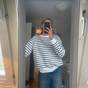 Randig sweatshirt  - Randig och i nyskick