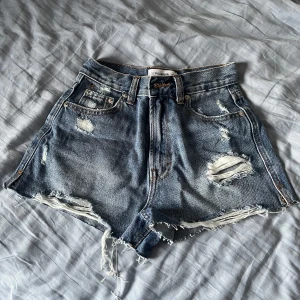 Ljusblåa shorts från Pull&Bear - Oanvända shorts från pull&bear, säljer pga för små