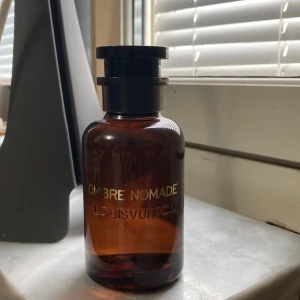  Louis Vuitton ombre nomade -  Louise Vuitton parfym priset är ej hugget i Sten 100 av 100 ml .