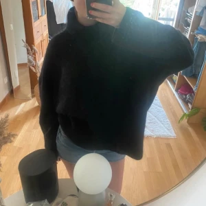 Polotröja i ull och mohair - Jättebra skick. Storlek S, oversize i modellen. 34% polyester, 32% ull, 31% mohair och 2% elastan, superbra kvalitét 😍