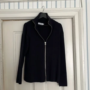 Ljung fullzip - En mörkblå fullzip i bra skick, inga defekter. Skriv vid funderingar