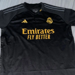 Real Madrid t-shirt  - Använt den 2 ggr. Väldigt bra skick.