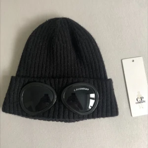 Cp company mössa - Tjena, säljer nu min CP company mössa, då den aldrig kom till användning. Den är i nyskick, och använd fåtals gånger. Finns inga defekter eller skador ✅Medföljer CP tagen.  Vid frågor kontakta gärna!