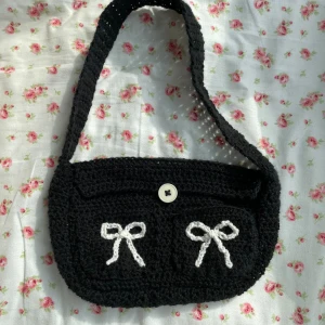 Svart virkad handväska  - Söt virkad handväska som är perfekt för små tillbehör och är jättefin på ⭐️hela är gjord av Cotton garn och är välgjord 💞 (grejerna på sista bilden kommer inte med) väskor brukar ta lite längre tid därav pris 🎀