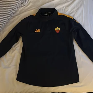 AS Roma tröja - Fin roma tracksuit tröja i storlek L som knappast har använts