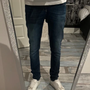 Dondup Jeans - Riktigt feta Dondup jeans som nästan aldrig är använda. Storleken är 31, men sitter ganska tight i midjan. Hör av er om ni har några frågor!