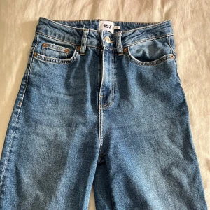 Lager 157 Jeans Lane  - Insydda till min längd 153 cm. Katt finns i hemmet. Bra skick.