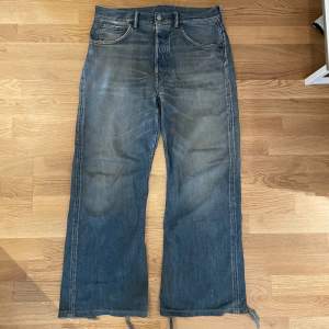 Acne studios 2021 midwaist jeans i antagligen den mest ovanliga acne colorwayen ”clay blue” endast sett ett par av dessa säljas på andrahandsmarknaden för 4000, Storlek 30 32 men uppsydda till en 30 31 Dom har en lagning i skrevet och mycket heeldrag