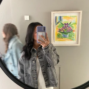 Jeansjacka - Jättefin jeansjacka från zara i storlek Xs som jag endast har använt ett fåtal gånger. Den är fortfarande i mycket bra skick. Säljer den då den inte kommer till användning längre. | Kontakta vid frågor | 💞