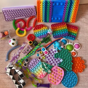 Fidget Toys - säljer massor av olika fidget toys eftersom att jag har tappat intresset. Skriv vid intresse, pris kan diskuteras. Säljer bland annat massor av olika pop its, mochis och mycket mer. Köpare står för frakt.