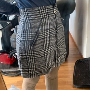 Kjol - Färgen är svart och vit  