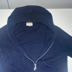 Softgoat 100% kashmir  - Säljer denna softgoat cardigan tröjan för män.  Jätte fint skick bara tvättad en eller 2 gånger. Passar s kför killar. Kom privat för funderingar! Nypris 290 euro vilket motsvarar runt 3300!