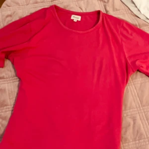 Rosa t-shirt - Säljer en T-shirt som är rosa aldrig använd. 