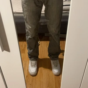 Gråa J Lindeberg Jeans (pris kan diskuteras) - Säljer just nu dessa sjukt snygga regular/relaxed fit gråa J Lindeberg jeans stl 32/34 Defekter finns såsom hål i vänster ficka. Fått jeansen av en släkting men passar ej mig pga för stor midja och gillar ej längden.  Hör av er vid minsta fundering! 