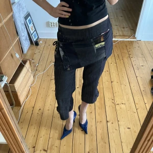 CAPRIS MED KJOL - CUTE CAPRIS MED KJOL  ⚪️ Storlek 38 ⚪️ 84 cm runt midjan ⚪️ Innerbenslängd 62 cm ⚪️ Jag är 177 och har storlek 29 ⚪️ Skick enl bild ⚪️ Använd gärna köp nu 🫶