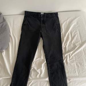 Säljer dessa för att dem passar inte längre hr vuxit ur dem och tycker att någon annan borde få användning av dessa jeans. De har inte används på ett bra tag men har används några gånger. Pris går att diskutera.