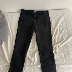 Chino jeans - Säljer dessa för att dem passar inte längre hr vuxit ur dem och tycker att någon annan borde få användning av dessa jeans. De har inte används på ett bra tag men har används några gånger. Pris går att diskutera.