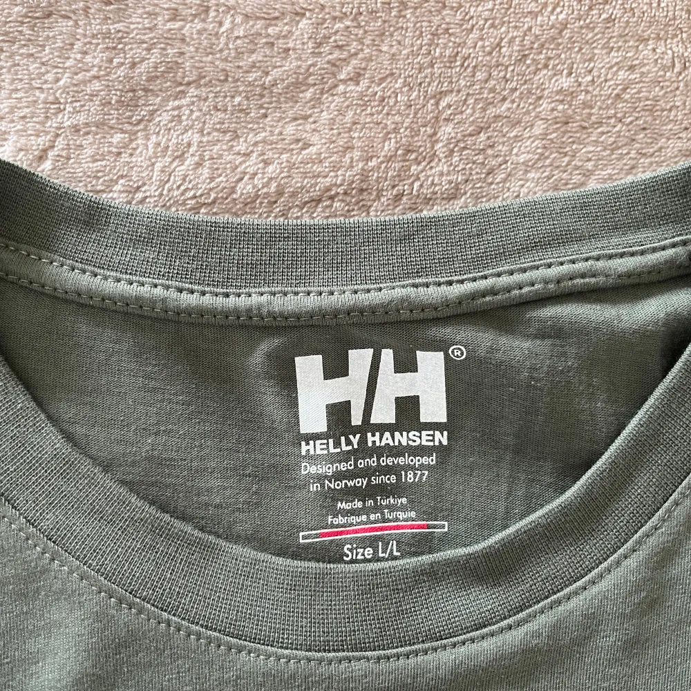 Helt ny Helly Hansen T-shirt storlek L/L. T-shirts.