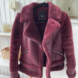 Riverisland Jacka  - Varm, vinröd riverisland jacka som passar perfekt till hösten! Är storlek 4 petite vilket passar som XS