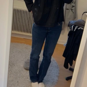 Lågmidjade jeans - Blå raka lågmidjade jeans från monki i storlek 26. Använda knappt 10 gånger. Passar en 32-34