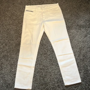 Calvin klein jeans - Stilrena och snygga byxor från Calvin klein!! Byxorna är för små för mig och har legat och samlat på sig damm i garderoben, därav att jag säljer de nu!! Storlek: W33 och L32 och modell ”skinny”. Pris kan diskuteras😊 Skicket är väldigt fint!