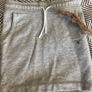 Grå gant kjol - 134-140, nyskick, inga fläckar och använd endast 1 gång.