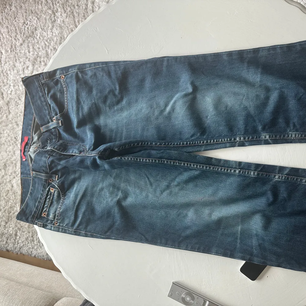 Jättefina lågmidjade jeans från Levi’s, har använts en del men bra skick. W 30 L 30🩷. Jeans & Byxor.