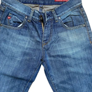 Lowwaist jeans - Skitsnygga lågmidjade jeans. Stl 25. Skulle säga att de passar xs/s. I nyskick. Innerbenslängden är 82. Märket är miss sixty 