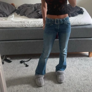 Lågmidjade jeans - Super snygga Lågmidjade jeans som inte kommer till användning. Skärpet går att ta bort. Den har inga defekter eller liknande 