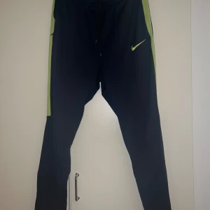 Nike Träningsbyxor - Mycket bra skick. Dock är högra dragkedjan på fickan lite svår att dra upp. Annars som ny